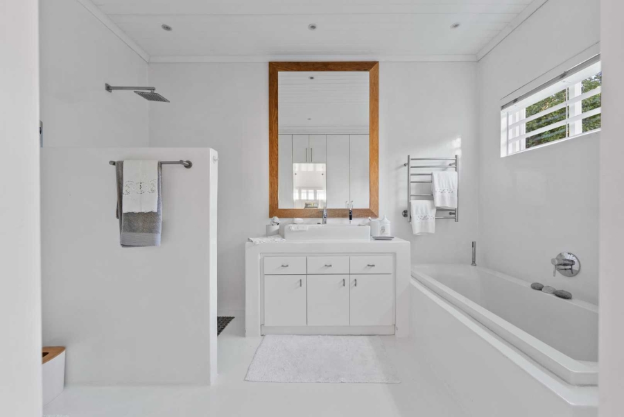 5 Bedroom Property for Sale in Green Point Western Cape